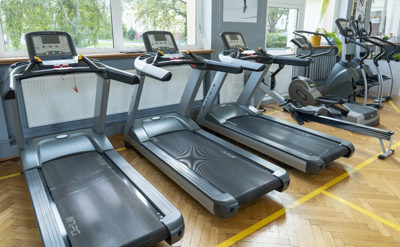 Bieżnie i sprzęt cardio przy oknach